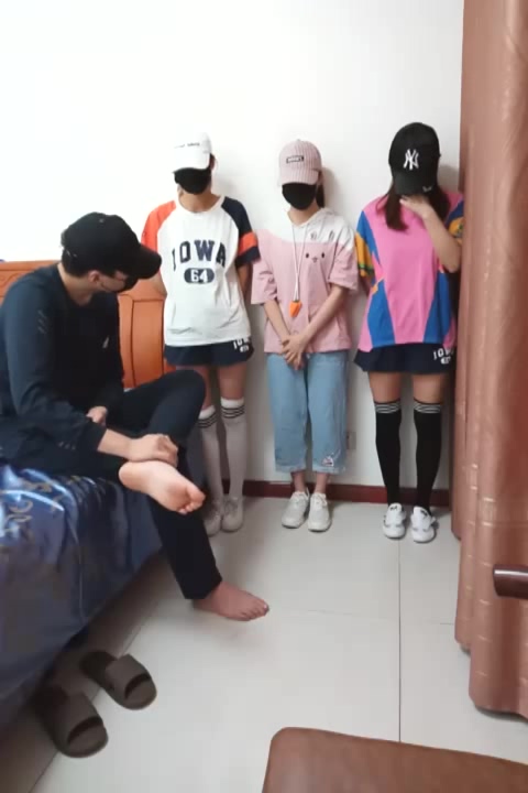 淫亂的5P現場，老司機指揮直播虐三位蘿莉，輪流摳她們騷逼尖叫寶貝