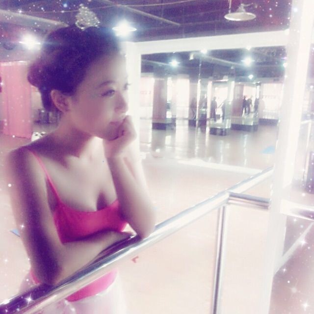 豐滿美乳少婦和情人XXOO視頻慘遭流出 不是很漂亮但是很有耐看也很真實 好粉的胸 被開發的太少 語無倫次的表情超級誘人