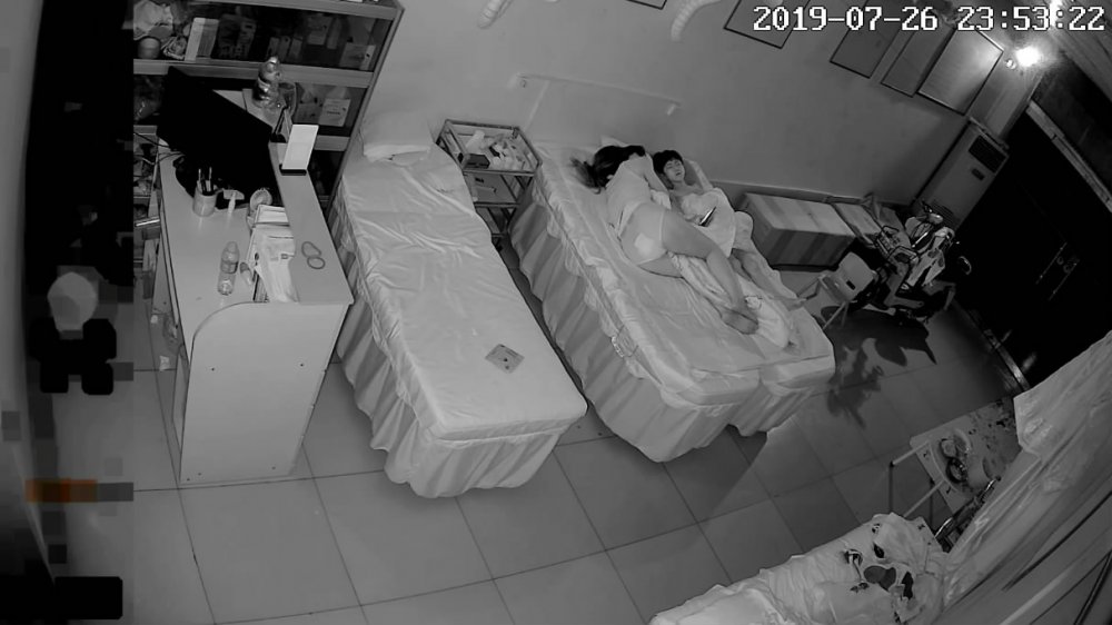 7月最新流出破解美容院攝像頭偷拍夫妻經常趁女兒熟睡時啪啪