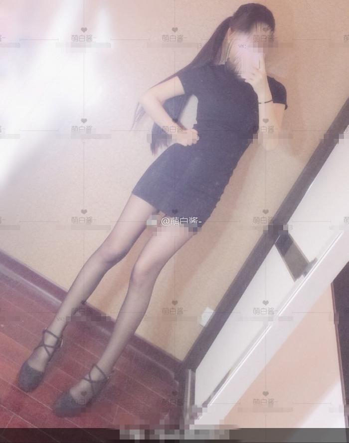 吐痰推薦最新2018網紅極品嫩妹<萌白醬>高價VIP作品性感黑絲美腿自拍杆手指自慰無毛一線天饅頭嫩B讓你擼到腎虛