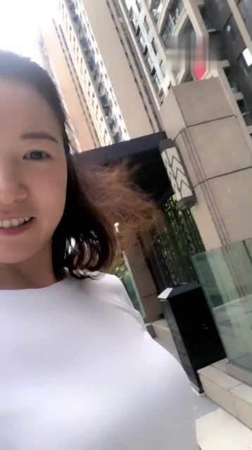 白衣大奶少婦直播公廁尿尿 小露逼逼微毛看著非常誘人 很是誘惑喜歡不要錯過