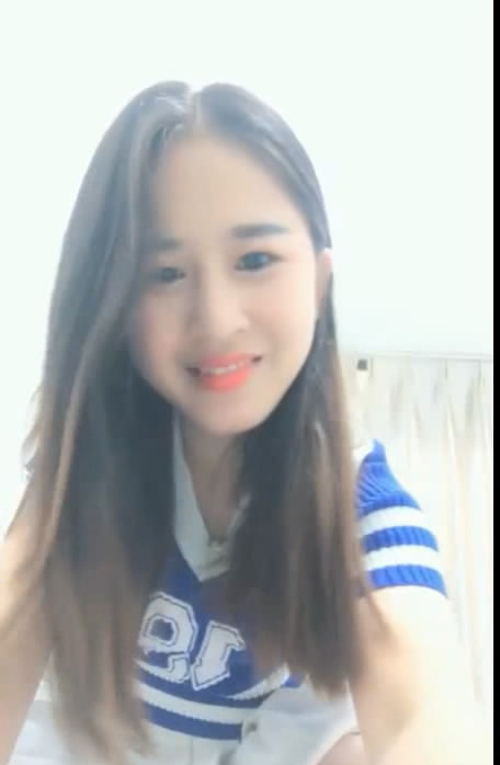 最新超美的女主播超大尺度自拍流出 甜美可愛 清純的短裙運動風讓人想起學生時代 無內褲 和男網友線下約啪 口活完了啪啪