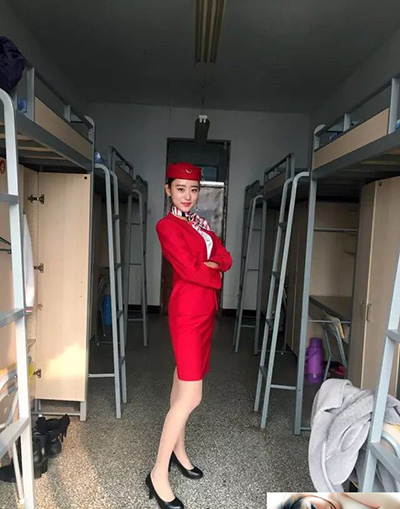 超級熱門的國產門事件 女神級東航空姐小雨與男友性愛不雅視頻流出 男友大屌爆操粉嫩逼 附大量自拍淫照 真羡慕這男的