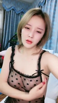 騷氣短發妹子穿著情趣透視黑絲裝椅子上現場直播跳蛋塞逼自慰 呻吟淫水直流