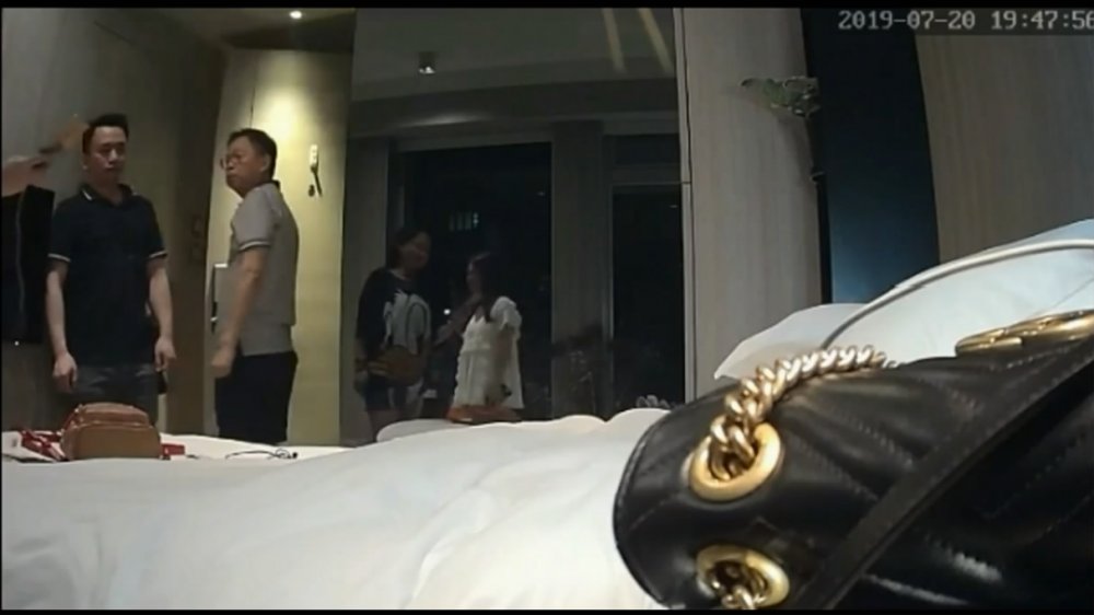 七月流出賓館私享台兩個大叔嫖妓叫來兩個小姐分別玩，搞完數票子