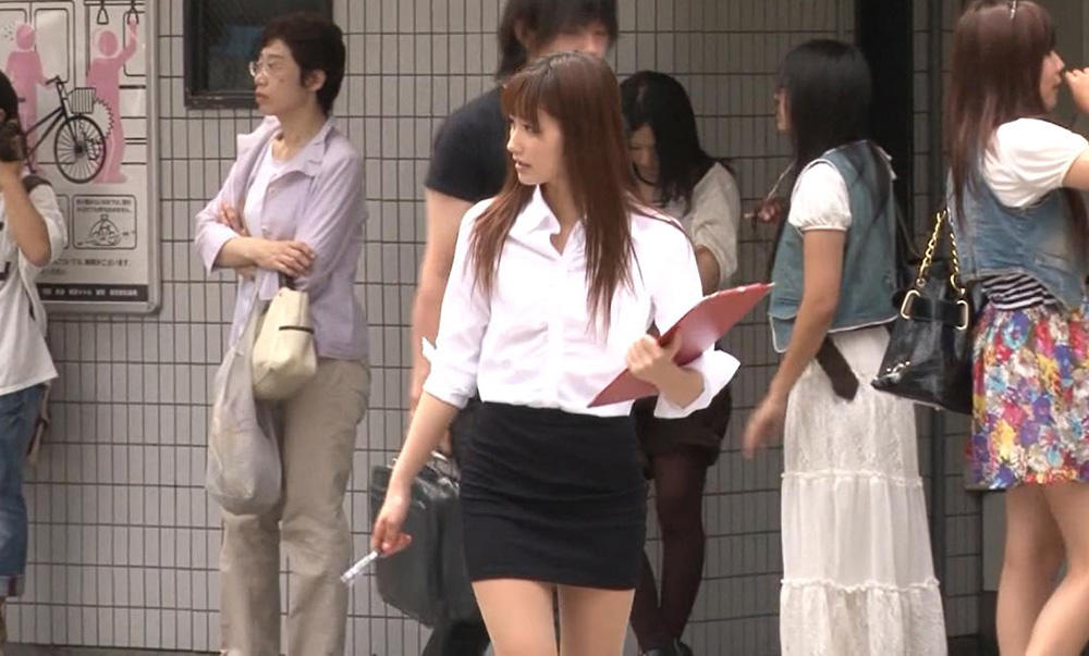 嬌小美眉-繪色千佳fc2 ppv1039838『無碼流出版』妹妹穿OL制服大街上搭訕 路人扛不住兩分鐘就射 [1203MMP4]