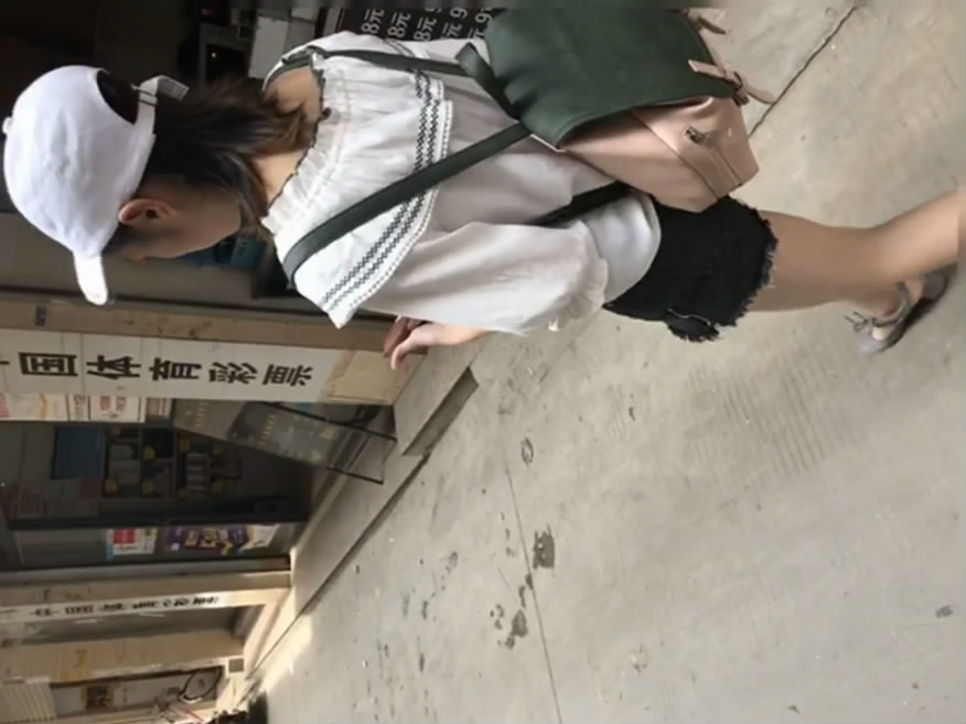 大忽悠牛人冒充星探街上尾隨學院派妹子騙到住所穿上絲襪做愛720P高清無水印