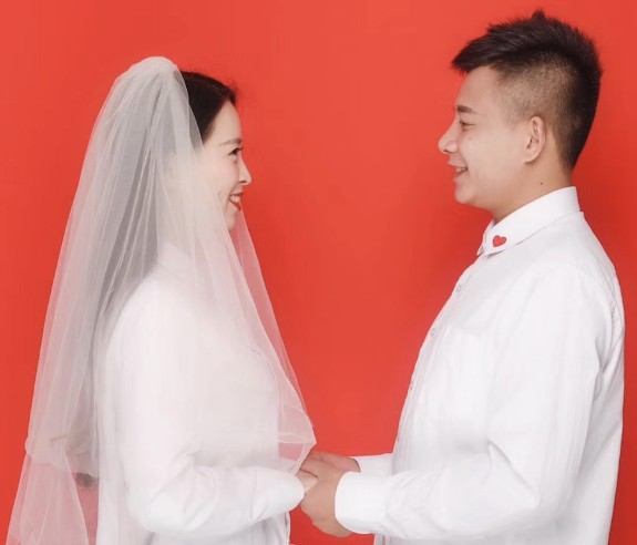 最新火爆【成都黑帽門】 大騷逼少婦吳施蒙偷腥大屌黑鬼,被操後還把照片分享到P站上,她老公帽子戴得好呀