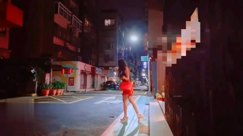 最新流出國產劇情毛片深夜酒吧門前撿屍尾隨醉意很濃的火辣性感靚妹到公園睡著扶到車裏搞帶酒店繼續幹肏的尖叫