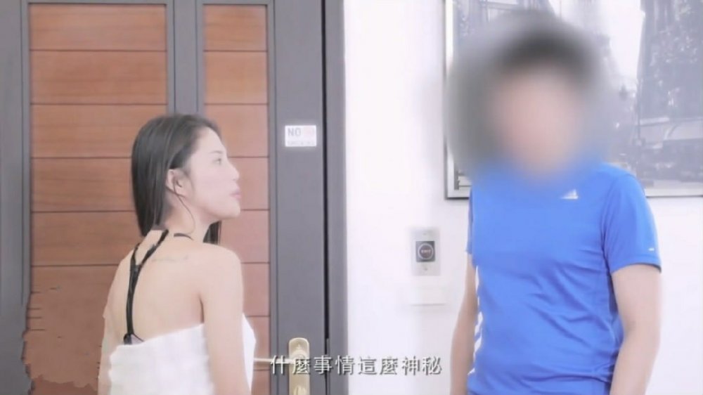 最新精品大片! 深夜隔壁鄰居弟弟突然來敲門原來是A片女主的粉絲請求姐姐破處教他性愛姿勢無套內射。