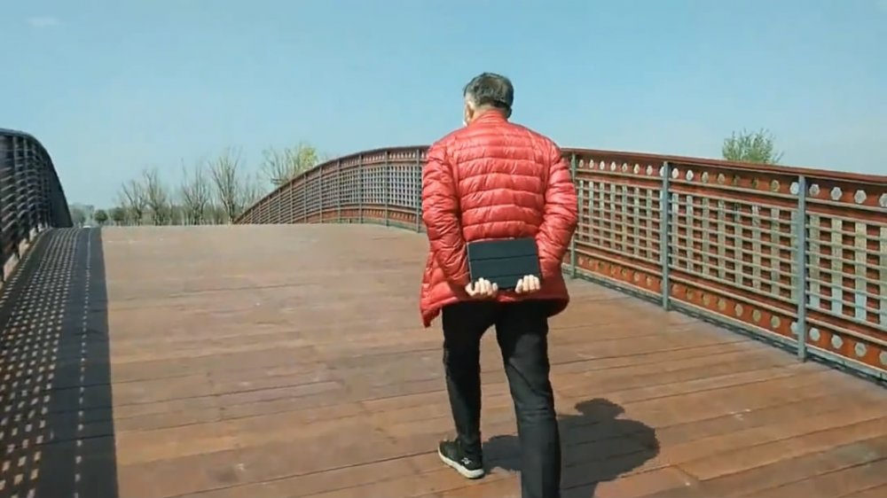 最新流出退休老幹部拿著平板開發區溜達郊外荒地枯草叢裡打地鋪嫖妓無套內射對白有意思