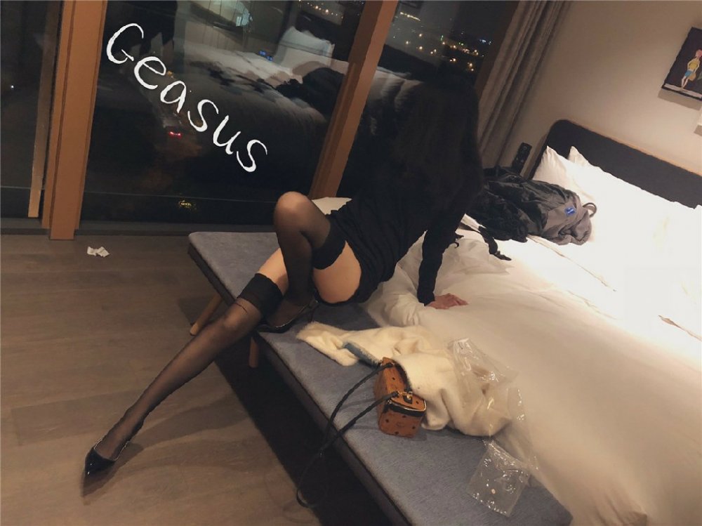 最新推特極品爆乳女神『靈兒』大尺度性愛私拍流出 極品身材 黑絲美腿 翹挺爆乳 粉嫩美穴 高清私拍100P 高清720P版 [337M/MP4]