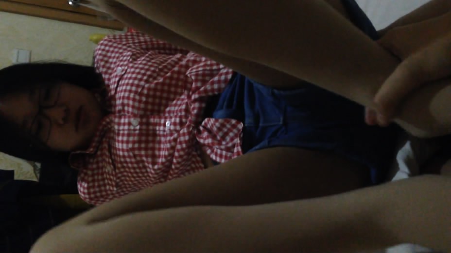 度娘盤被盜流出斯文眼鏡大學生妹子與外表憨厚的同校男友不雅淫亂生活合集妹子