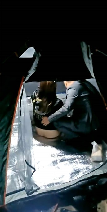 漂亮美乳姐妹花【浴火清風】午夜戶外勾搭路人啪啪玩雙飛 拉到帳篷內輪著干兩個小騷逼 全是淫水 高清源碼無水印