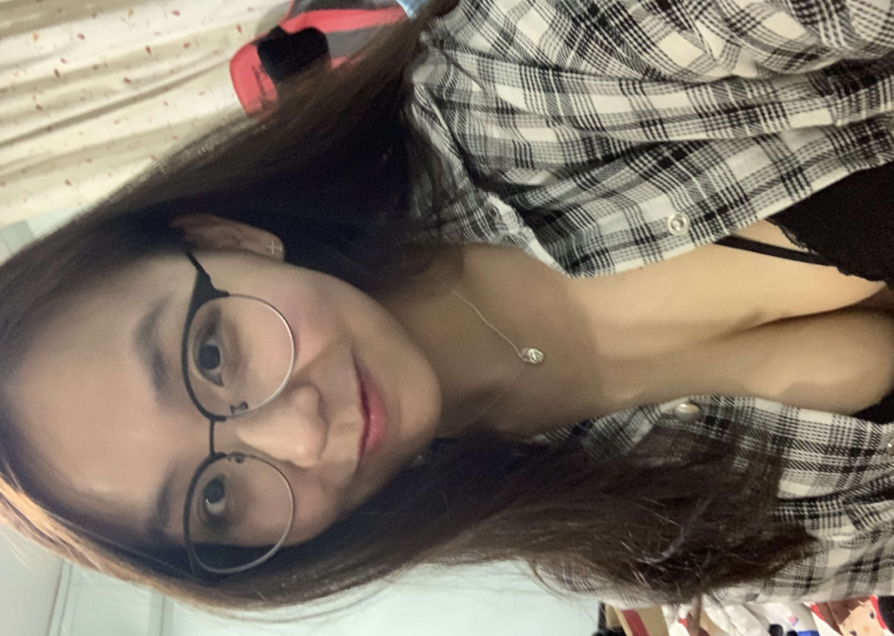 【高端洩密】香港大學美女自拍視頻流出，戴眼鏡的大胸騷貨