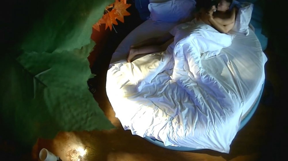 未流出私享服主題酒店針孔TP出軌良家少婦與年輕小夥偸情用震動蛋搞她激情69互舔玩的不亦樂乎【MP4/526MB】