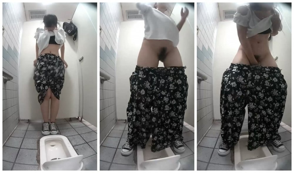 十月專業盜攝網站流出海邊沙灘泳場女廁偷拍幾個逼毛性感美女換衛生巾棉條尿尿