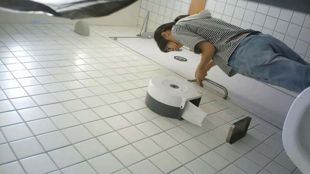 2021最新流出奶茶店全景後拍第4期下集幾個來消費的年輕小妹小心翼翼把門拴