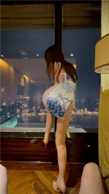 極品女神秀人網巨乳網紅千元福利流出淫亂東方明珠玩操青花瓷旗袍女神舔腳無毛嫩穴