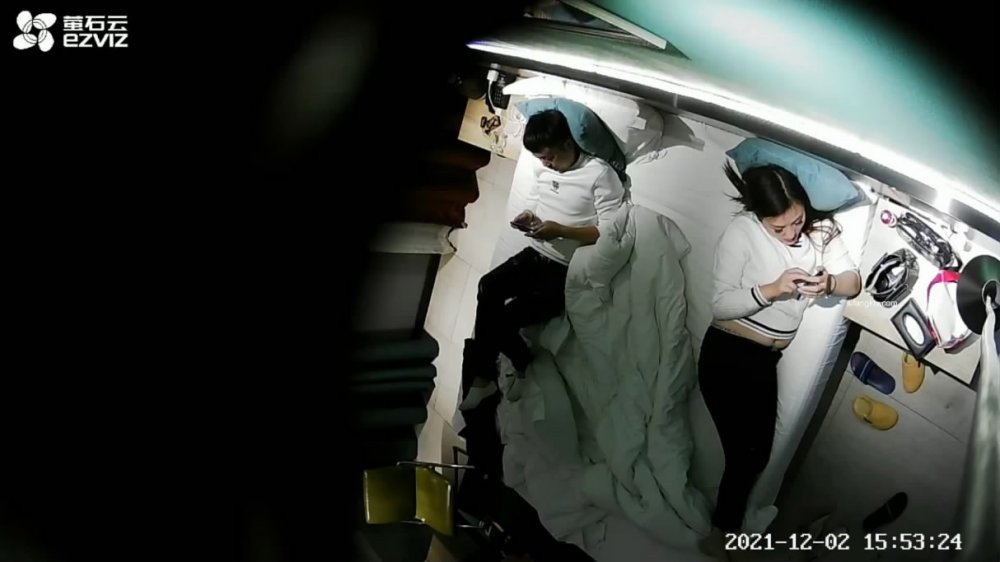 最新流出螢石雲酒店攝像頭偷拍氣質少婦和相好幽會男的貌似不在狀態