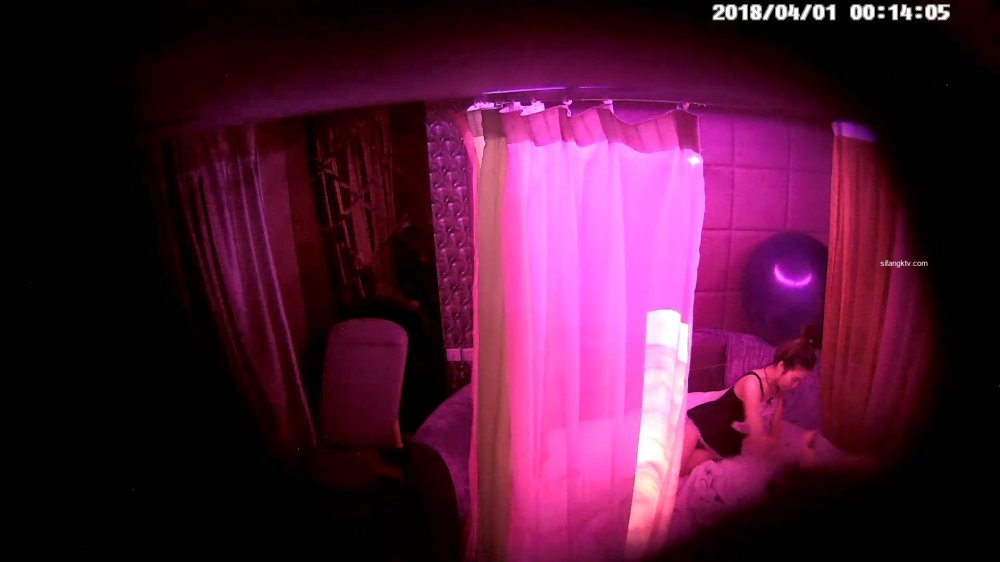 2018.4.1-4.3彩虹情趣房未流出，淫蕩女友穿情趣裝服侍男朋友，中年男私會情人