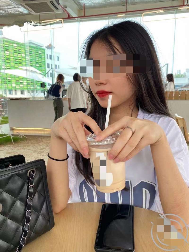 國產亂倫某大神和親姨家表妹瘋狂亂倫從沙. 發操到床上表妹露臉還無套內射