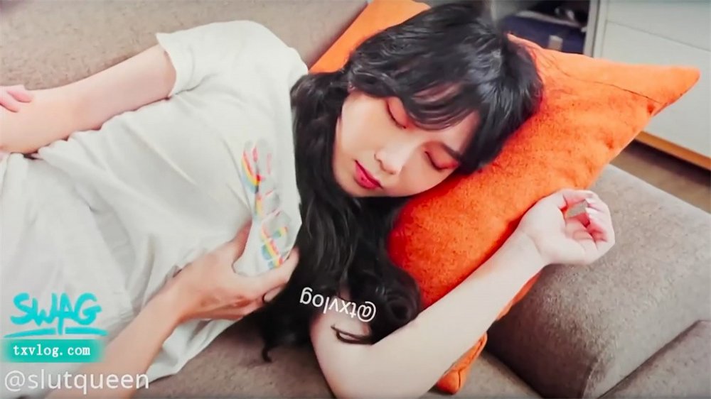 【最新流出❤️台灣中文原版】極品正妹在沙發上熟睡時 被饑渴男友突然插入抽插爆操內射【MP4/464MB】