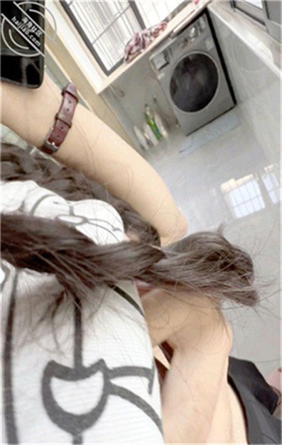 【最新封神❤️兄妹亂倫】海角兄妹亂倫狂人熱銷新作 妹妹在陽臺打電話強制按在地板上操 床上拽著頭髮深頂粉穴 無套爆射[MP4/619MB]