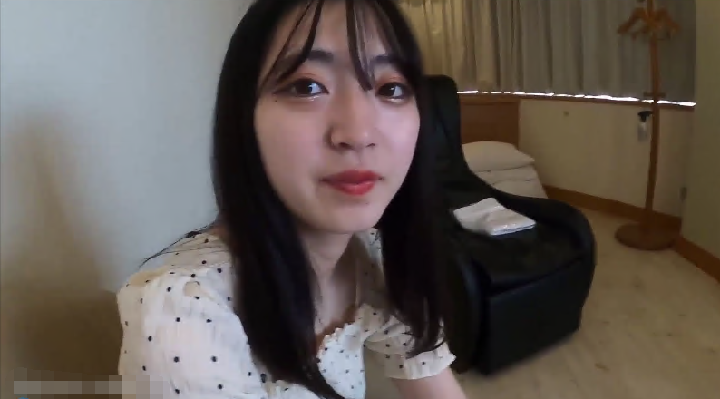 最新流出FC2-PPV-3231098 美人明眸，淡妝濃抹總相宜，透明泳裝床上雲雨之間