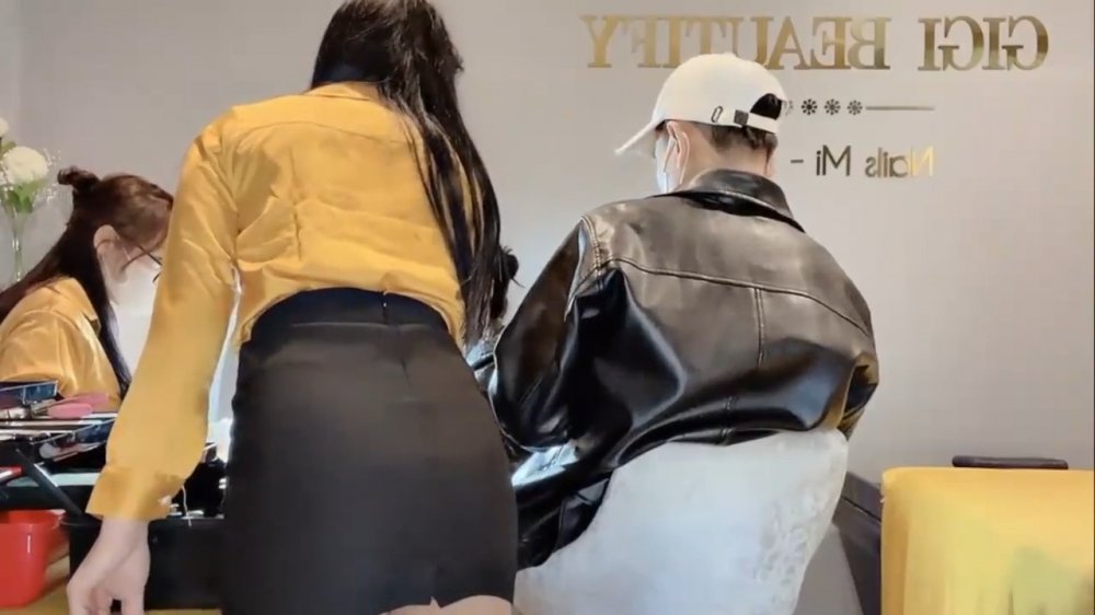 兄弟們還有這種直播頻道嗎???人前露出可真是太棒了，美容店 OL店員這樣玩，會吸引很多客源吧！