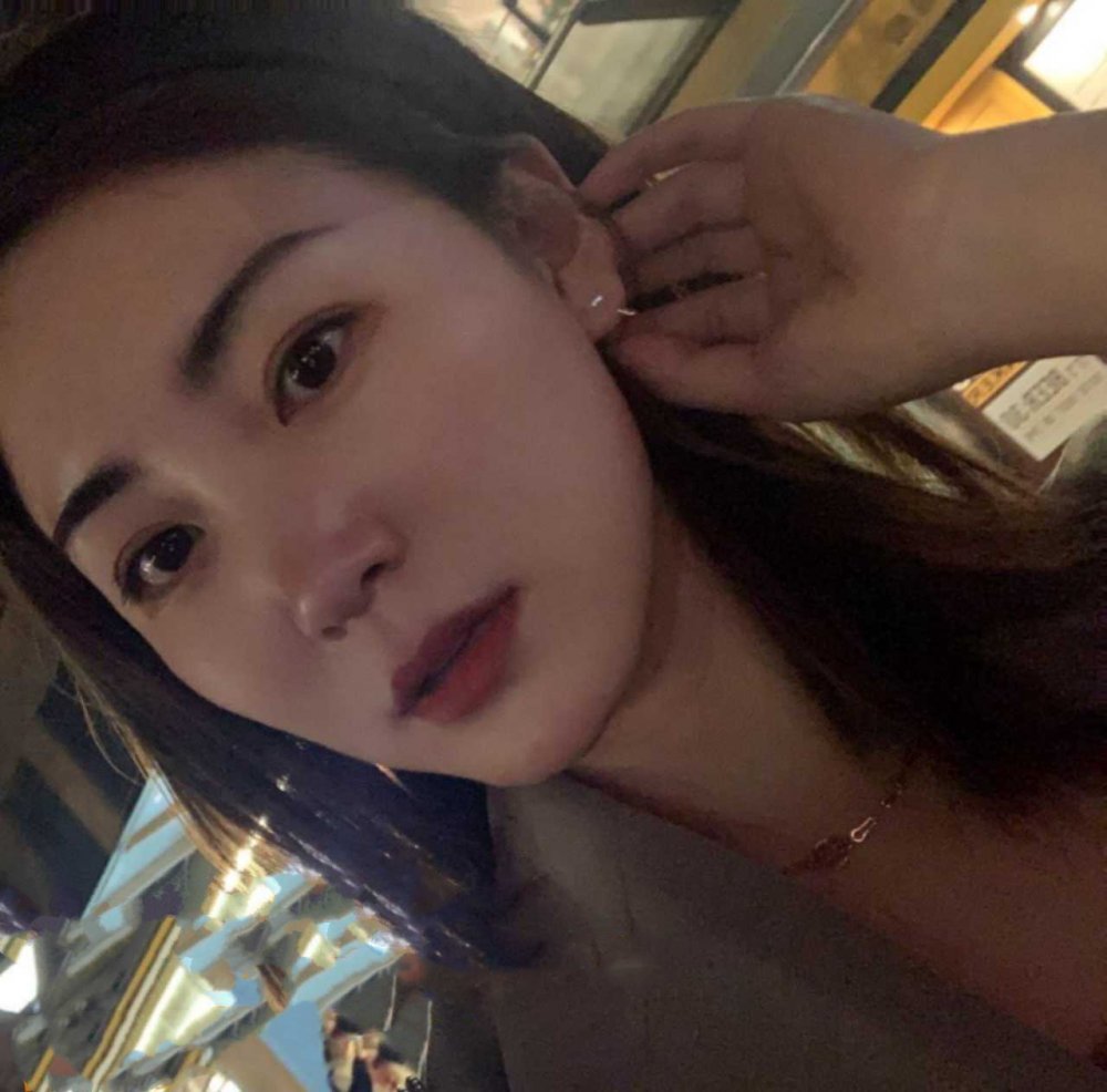 洩密流出？？ 極品反差婊女神母狗暴雪瑩滿身寫著淫文掰開騷穴特寫 乘騎後入肥臀亂顫內射