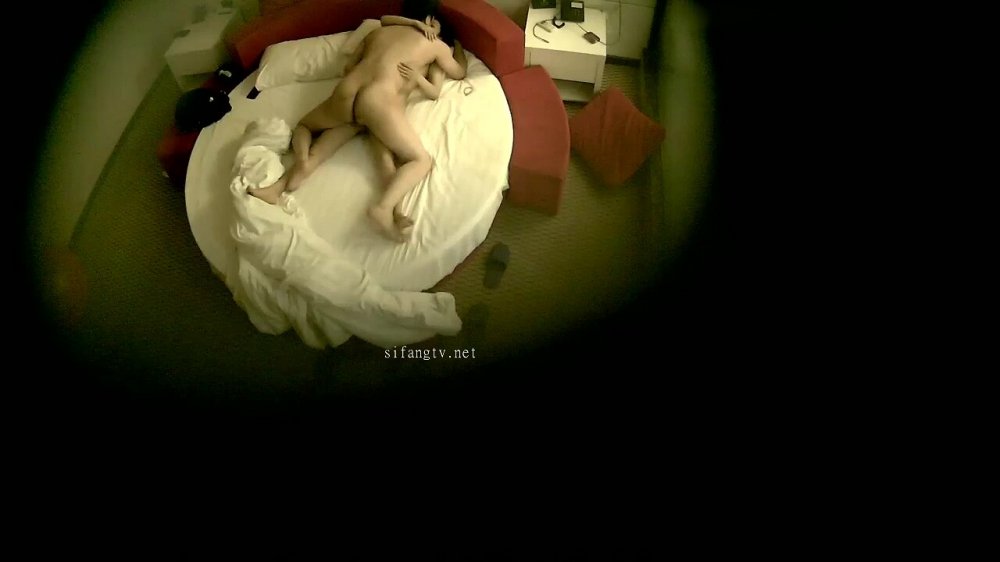 新流出酒店偷拍 胖哥吃飽喝足草漂亮女友，還挺猛的