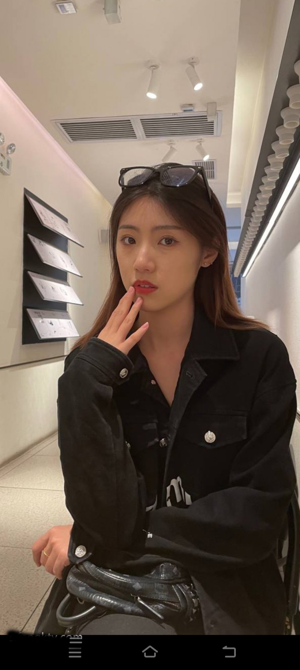 武漢的瓜友注意了 武漢大學[楊帆]極品班花無情被包養 性愛小視頻完整流出