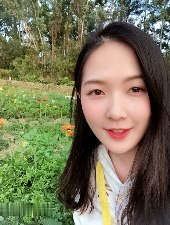 反差婊石高慧自拍大奶流出，超清近距離口交