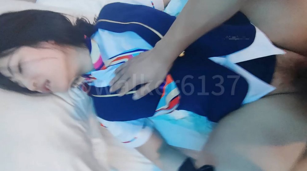 泡良大神新流出佳作，【PUA大神獅子座】，良家小姐姐做愛偷拍，屄好緊得加上潤滑油，後入柳眉輕蹙