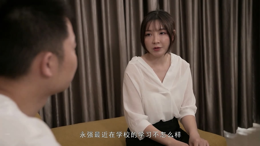 麻豆出品 猥瑣家長內褲塞嘴裡乾兒子的班主任還自拍留念