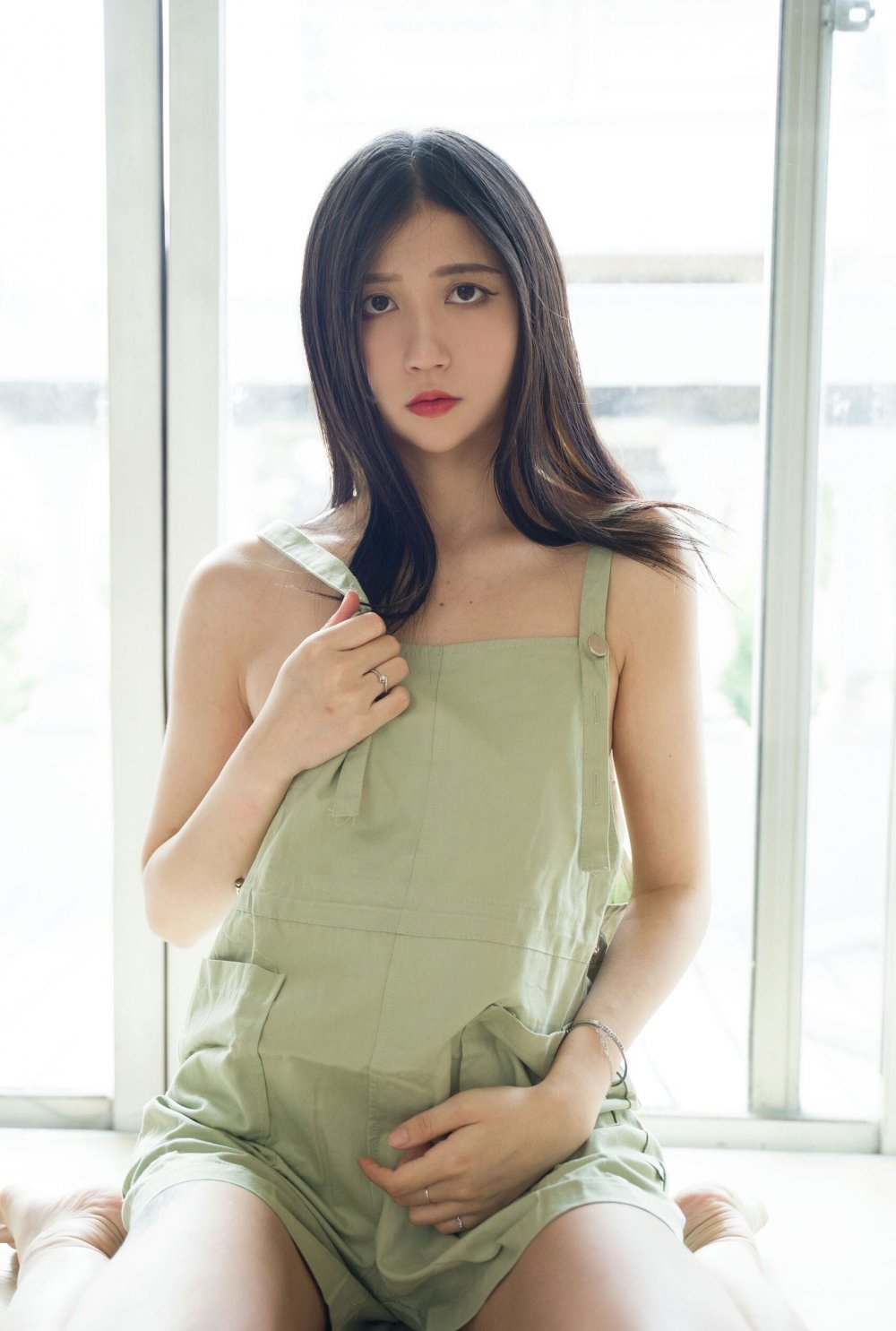 窗臺上的少女[22P]