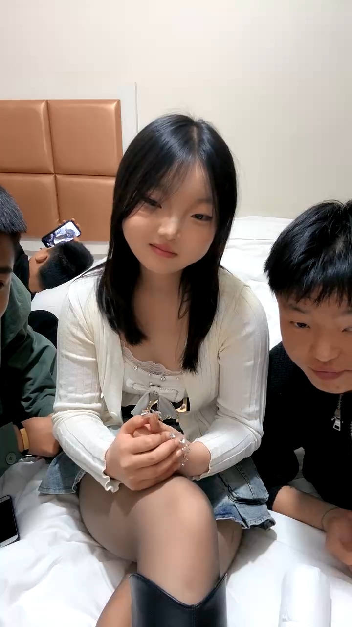 涉世未深的小浪妹被三個社會小哥帶到酒店玩4P，全程露臉直播啪啪，騷逼水嫩多汁，被小哥壓在身下輪草抽插[MP4/696MB]