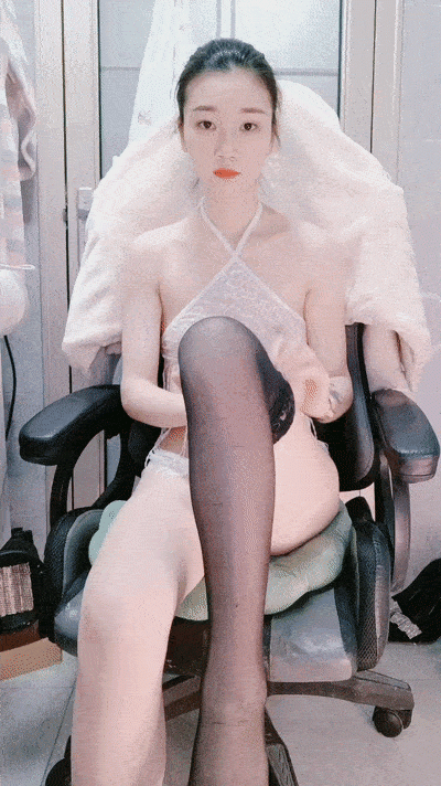 新人文靜漂亮小姐姐！黑白絲襪自慰誘惑！手指扣入騷穴，淫水流出椅子上全是，極度淫騷