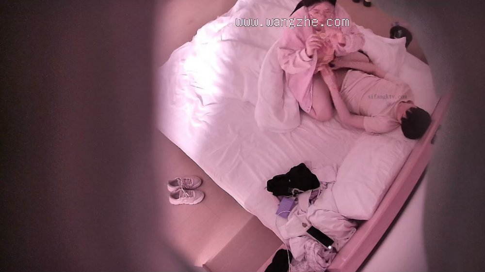 新流出酒店偷拍❤️大學生情侶開房反差婊眼鏡欲姐騎屌功夫有一手被男友後入拍屁股[MP4/1361MB]