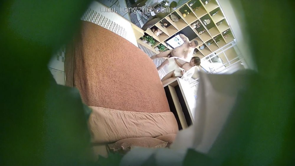 流出新酒店？？ 稀有高清台？？ 偷拍兩個領導模樣大叔和少婦女下屬開房3P輪流草[MP4/594MB]