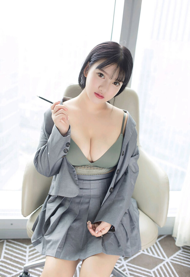 小尤奈豐滿爆乳下的性感制服誘惑 [40P]