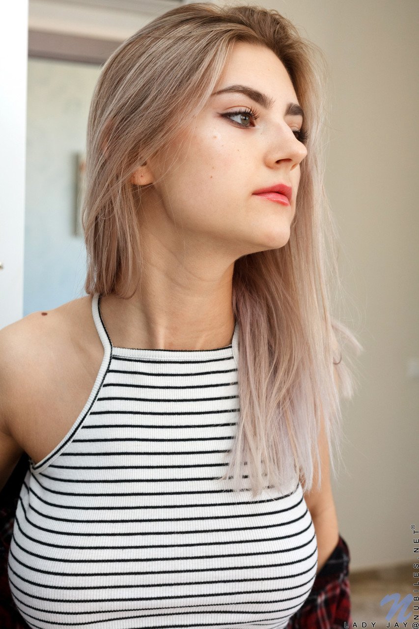 Sexy_babe_with_grand[20P]
