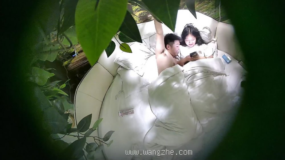 流出酒店綠葉房高清偷拍❤️學生情侶開房性欲強女友主動爬男友身上開艹被草出血後開手電筒筒研究逼逼[MP4/579MB]