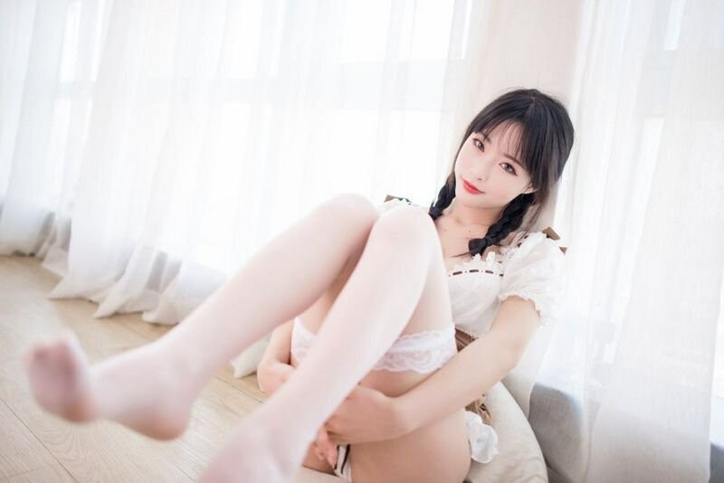 白絲少女胸前比心心[22P]