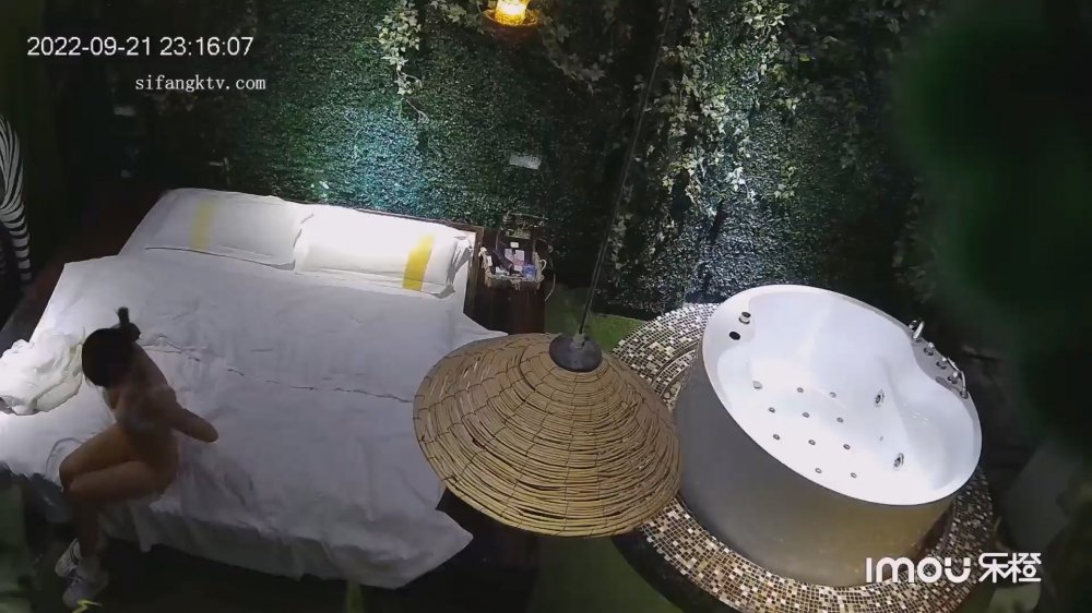 9月流出情趣酒店按摩浴缸房偷拍帶著寵物貓開房的年輕情侶