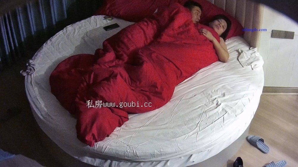 新流出酒店情趣大圓床偷拍❤️老公出差人妻少婦晚上和單位情人開房過夜