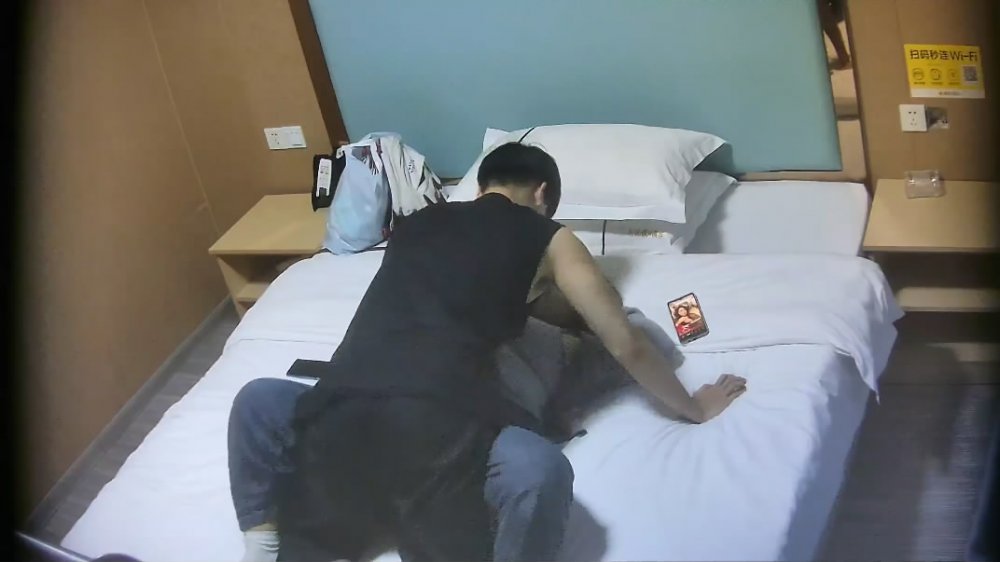 新流出酒店鐘點炮房偷拍❤️持久健身男無套打樁嬰兒肥可愛女友感覺他是不是幾年沒操穴了好饑渴