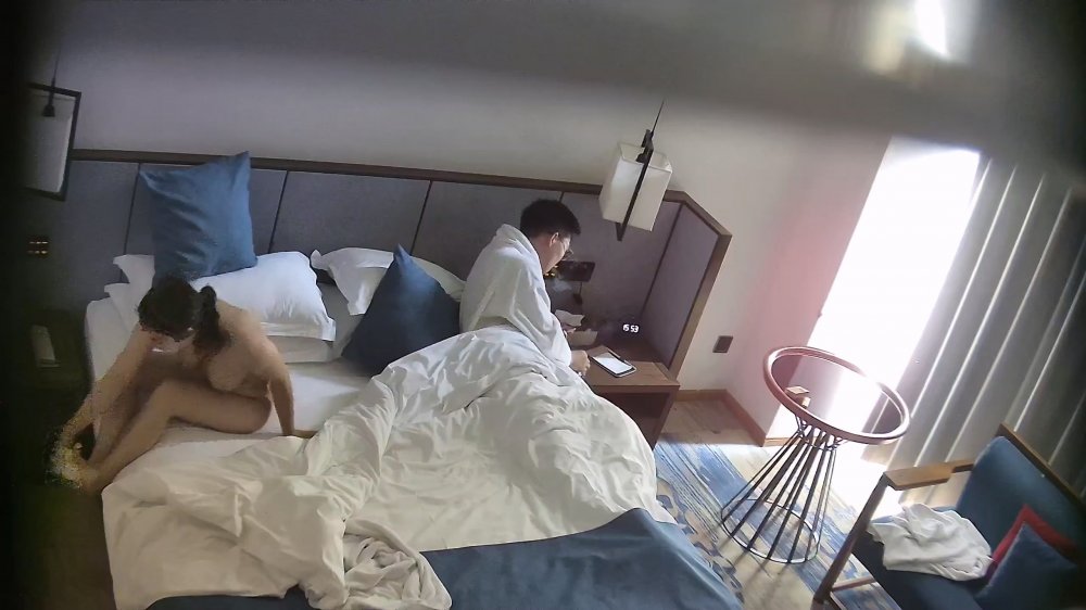 最新流出酒店高清偷拍❤️小哥和朋友媳婦開房偷情一邊接電話一邊操逼嚇得那少婦的都不敢叫悶著挨操