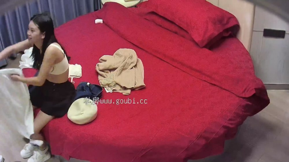 新流出酒店情趣大紅床偷拍❤️白天端莊晚上騷的反差婊 學妹和男友激情研究雞巴怎麼才能硬氣